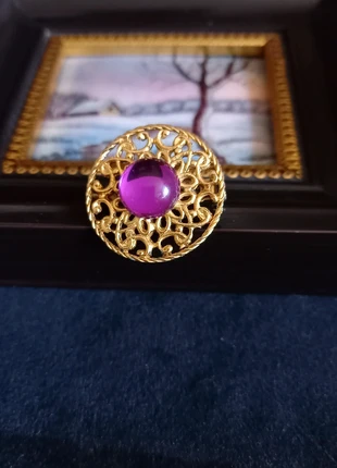 Petite broche vintage dorée ajourée avec cabochon violet, marque: Vintage Chic, état: Très bon état, 8,60 €, 9,73 € Protection acheteurs (Pro) incluse
