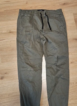 Hollister Skinny Jogger Khaki M – Stretch Hose mit Kordelzug, merk: Hollister, staat: Goed, maat: M, € 15,00, € 16,45 inclusief Kopersbescherming