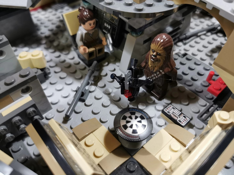 LEGO Star Wars 75105 Millennium Falcon 100% complet