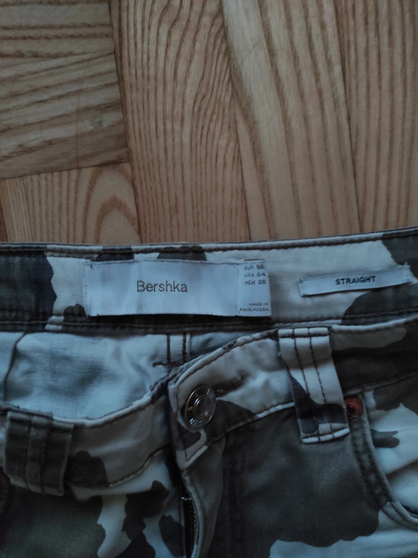 Bershka armijos printo kelnės / wide leg jeans 4