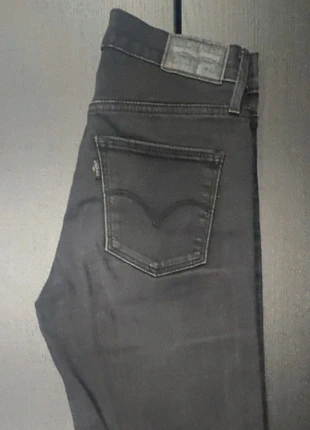 Denim jeans black grey Slimming Straight Levi's, merk: Levi's, staat: Goed, maat: XS / 34 / 6, € 11,50, € 12,78 inclusief Kopersbescherming