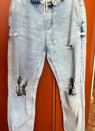 Pantalón jogger con agujeros Bershka, marca: Bershka, estado: Bom, tamanho: S, €2.00, €2.80 inclui Proteção do Comprador