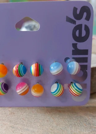 6 paar oorbellen in vrolijke kleurtjes🌈 6 paires de boucles d'oreilles couleurs joyeuses , merk: Claire's, staat: Heel goed, € 3,00, € 3,85 inclusief Kopersbescherming