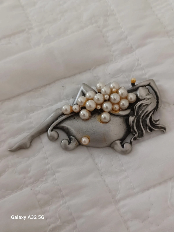 Rare JJ Jonette pewter lady in bubble bath pearls pin 2