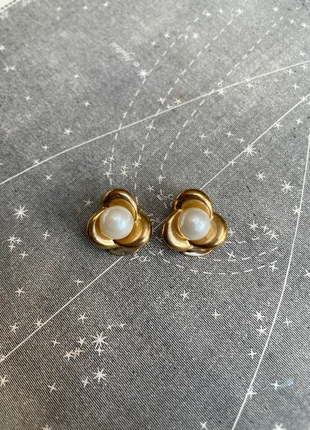 Cute small flower gold and pearl vintage clip on earrings, brand: Vintage, condition: Very good, £4.00, £4.90 includes Buyer Protection
