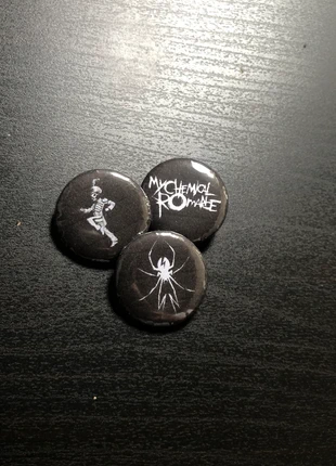 My Chemical Romance buttonset 2.5cm, merk: My Chemical Romance, staat: Nieuw zonder prijskaartje, € 3,00, € 3,85 inclusief Kopersbescherming
