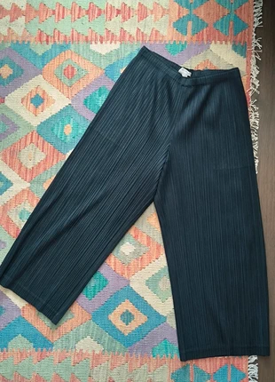 Pleats please Issey Miyake size 5 cropped trousers, merk: Pleats Please Issey Miyake, staat: Nieuw zonder prijskaartje, maat: XXXL / 46 / 18, € 250,00, € 263,20 inclusief Kopersbescherming