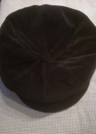 Zwarte pet in flueel. , staat: Nieuw zonder prijskaartje, € 12,00, € 13,30 inclusief Kopersbescherming