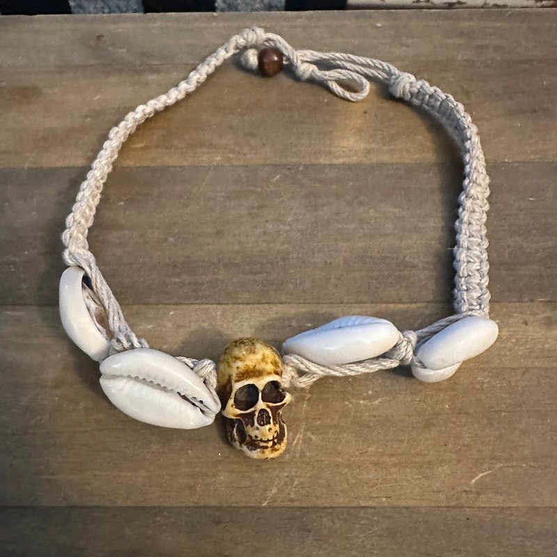 Seashell and skull macrame necklace 2