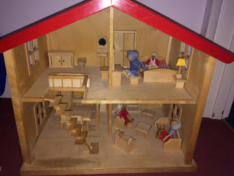 Kids dolls house Vinted