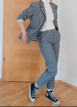 Vintage/Retro Hosenanzug aus den 80ern mit Schulterpolstern in Grau gestreift, merk: true vintage, staat: Goed, maat: L / 40 / 12, € 20,00, € 21,70 inclusief Kopersbescherming