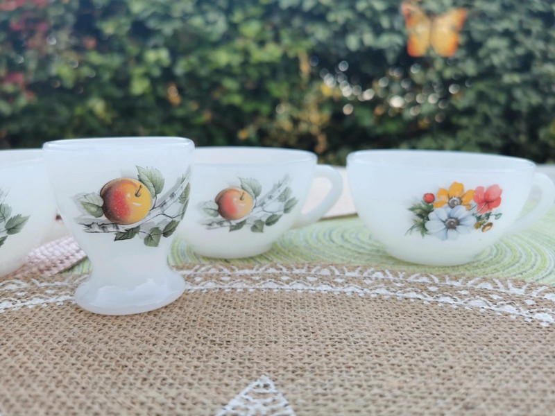 Lot de 4 tasses arcopal vintages dépareillées et 1 coquetier 4