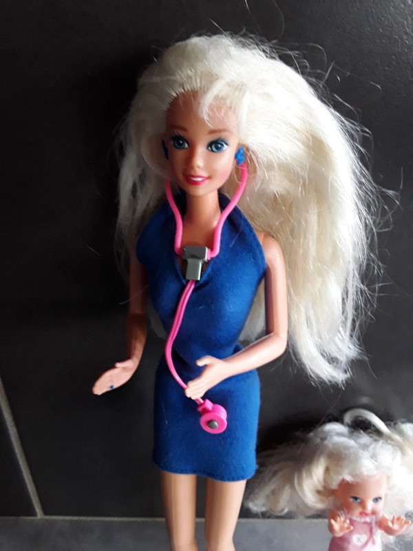 Vetements barbie docteur avec accessoire 