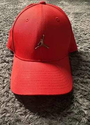 Jordan Cap Red, marke: Jordan, zustand: Gut, größe: Einheitsgröße, 15,00 €, 16,45 € inklusive Vinted-Käuferschutz