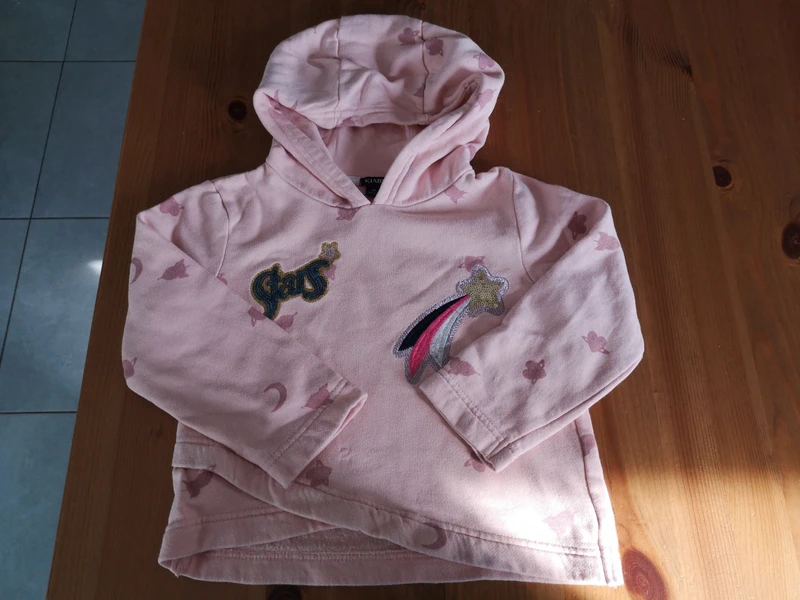 Joli sweat a capuche court 4 ans