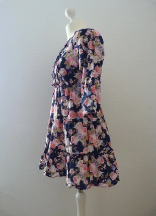 Dunkelblaues Kleid mit Rosenprint, marque: STOP+GO, état: Très bon état, taille: 16 ans / 176 cm, 6,00 €, 7,00 € Protection acheteurs incluse