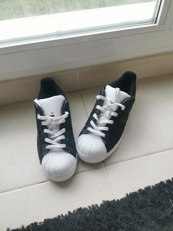 Adidas blancas y negras superstar hot sale