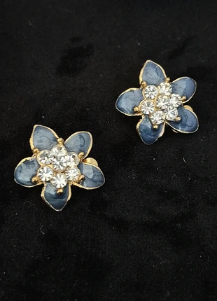 Petite paire de boucles d'oreilles 💙 à clips vintage fleur émaillée, marque: Vintage Chic, état: Très bon état, 4,90 €, 5,85 € Protection acheteurs (Pro) incluse