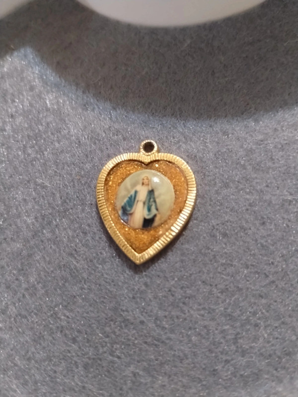 Beautiful vintage 1 in glittery mother Mary heart pendant. Absolutely gorgeous