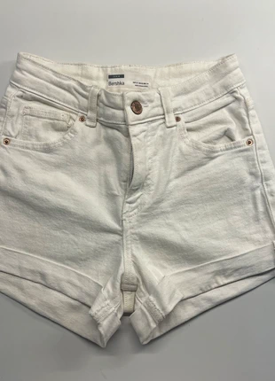 High-Waist Cream Denim Shorts - Bershka, brand: Bershka, condizioni: Buone, taglia: XS / IT 38 / EU 34, €2.00, €2.80 include la Protezione acquisti