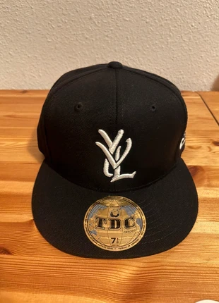 Unused YVL Playboi Carti Hat white on black size 7 1/8, merk: yvl, staat: Nieuw zonder prijskaartje, maat: 57, € 220,00, € 231,70 inclusief Kopersbescherming