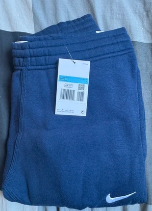 Jogging Nike club taille M, marque: Nike, état: Neuf sans étiquette, taille: M, 39,00 €, 41,65 € Protection acheteurs incluse