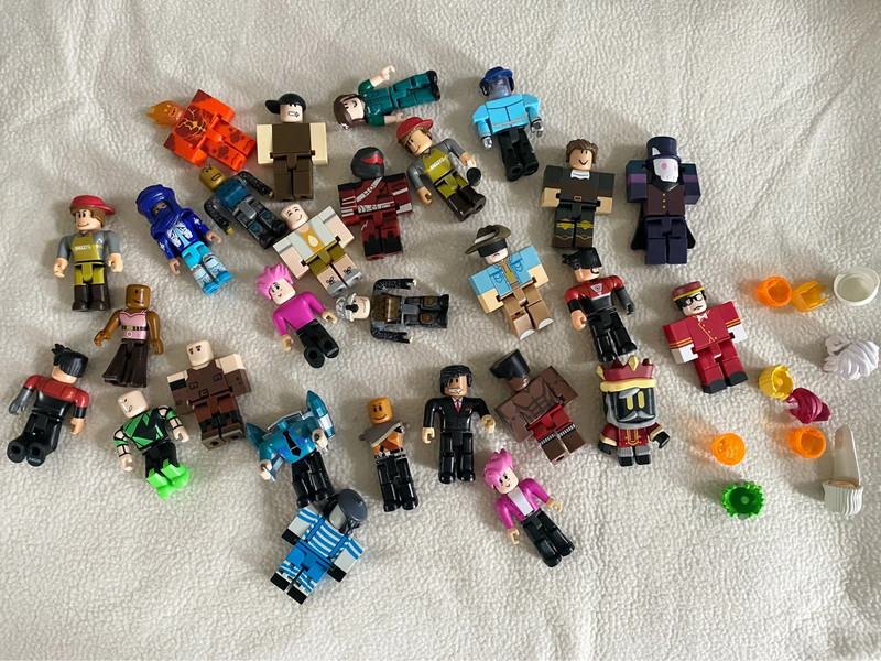 Lots of roblox toys figures Vinted