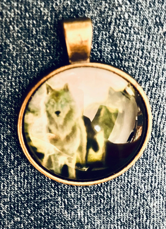 Wolves pendant 1