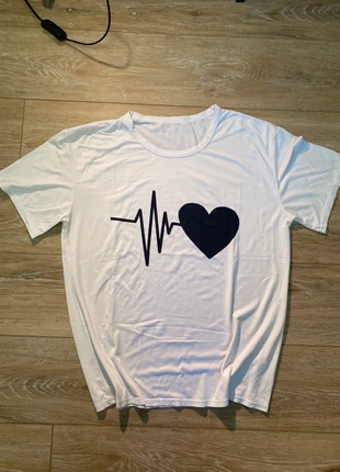 T-shirt blanc imprimé cœur battement – taille M -Style tendance, brand: sans marque, condizioni: Ottime, taglia: M / IT 42 / EU 38, €2.00, €2.80 include la Protezione acquisti