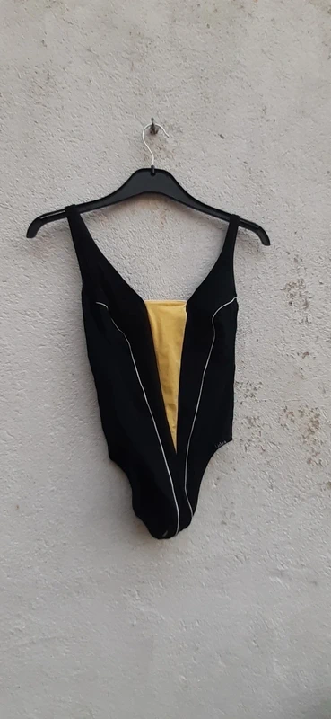 Maillot de bain 1 pièce taille 38 noir et jaune - photo numéro 1