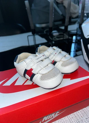 Tommy hilfiger baby crib shoes, marque: Tommy Hilfiger, état: Très bon état, taille: 18, 10,00 €, 11,20 € Protection acheteurs incluse