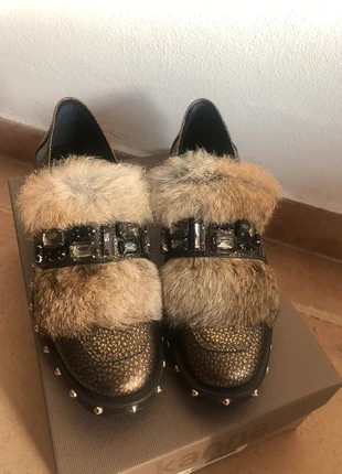 Sapatos com pedras, tachas e pêlo, marca: Kanna, estado: Novo com etiquetas, tamanho: 37, €37.00, €39.55 inclui Proteção do Comprador