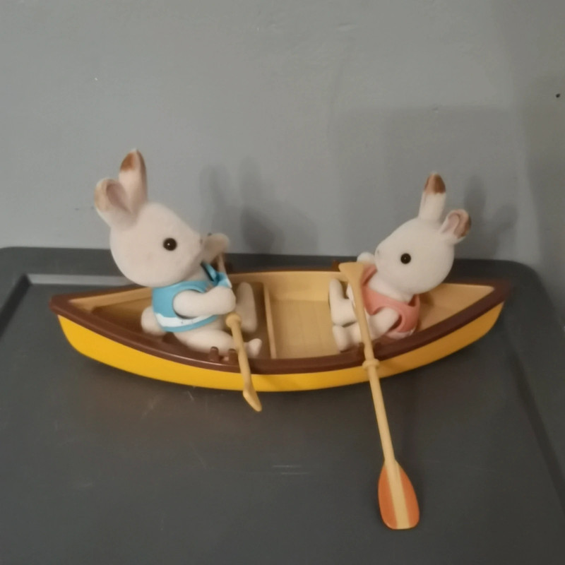 deux lapins avec barque sylvanian 2