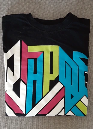 T-shirt nera con stampe colorate, marque: Southpole, état: Très bon état, taille: L, 7,00 €, 8,05 € Protection acheteurs incluse