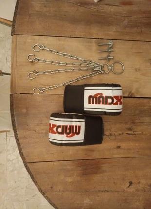 Sacco da box vuoto + guantoni | perfetto per allenarsi in casa, brand: mad X, condizioni: Ottime, €25.00, €26.95 include la Protezione acquisti