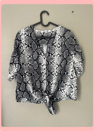 Chemisier blanc et noir motif serpent à nouer devant taille L, état: Très bon état, taille: L / 40 / 12, 4,00 €, 4,90 € Protection acheteurs incluse