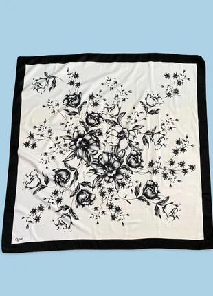 Carré noir et blanc fleuri, 100% soie, Vintage, 90x90 cm, marke: Vintage Dressing, zustand: Sehr gut, 25,00 €, 26,95 € beinhaltet Vinted-Käuferschutz Pro