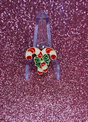 Pin’s canne à sucre • Christmas • Badge noël, marque: Pins and Needles, état: Très bon état, 1,60 €, 2,38 € Protection acheteurs incluse