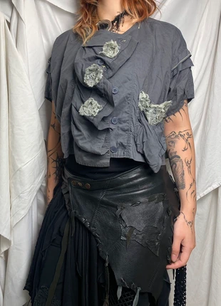 Crop oversized vest with double breasted, deconstructed pleated collar & fabric flowers, marca: Avant Garde, estado: Muito bom, tamanho: L / 40 / 12, €57.00, €60.55 inclui Proteção do Comprador Pro