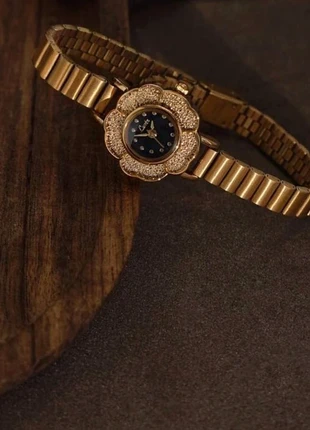 Montre vintage cadran noir et cristaux, marque: montre vintage cristaux, état: Neuf sans étiquette, taille: Taille unique, 30,00 €, 32,20 € Protection acheteurs incluse