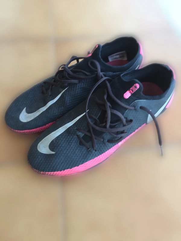 Botas fútbol gama alta Nike phantom negro con rosa - Vinted