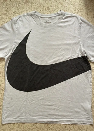 Nike XL T-Shirt with Big Swoosh Logo – Classic Style, Ultimate Comfort, merk: Nike, staat: Heel goed, maat: XL, € 13,99, € 15,39 inclusief Kopersbescherming