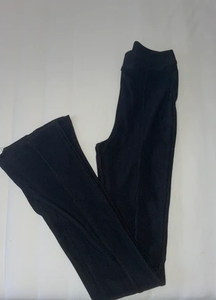 Schlaghose mit Schlitz, marke: Bershka, zustand: Sehr gut, größe: XS / 34 / 6, 8,00 €, 9,10 € inklusive Vinted-Käuferschutz