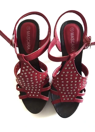 Chaussures rouge style sabots, merk: Chauss'expo, staat: Heel goed, maat: 38, € 10,00, € 11,20 inclusief Kopersbescherming