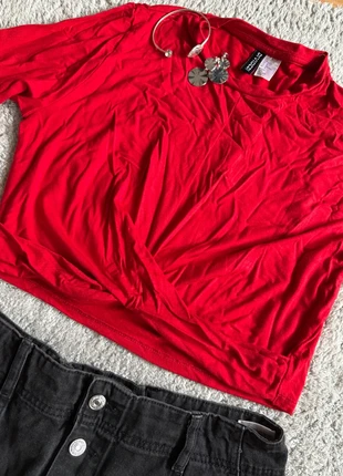 Cropped Langarmshirt H&M Divided Rot L Detail vorne, marke: H&M Divided, zustand: Sehr gut, größe: L / 40 / 12, 3,14 €, 4,00 € inklusive Vinted-Käuferschutz
