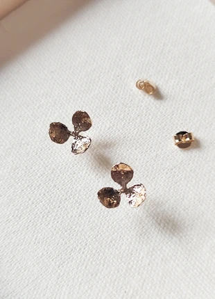 Paire de boucles d'oreilles fleurs 3 pétales dorées en plaqué or, zustand: Sehr gut, 9,00 €, 10,15 € inklusive Vinted-Käuferschutz