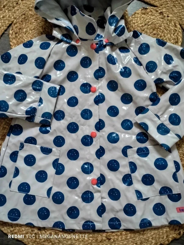 🖤Imperméable à pois – Boutique Indépendante – Taille 4 ans / 104 cm – Bon état avec petit défaut - photo numéro 2