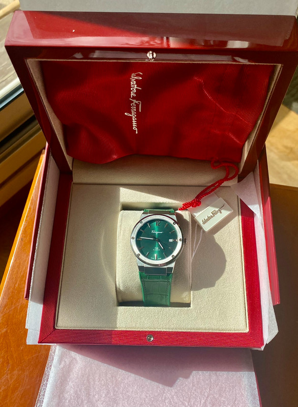 Salvatore Ferragamo F 80 classique watch Montre green Vinted