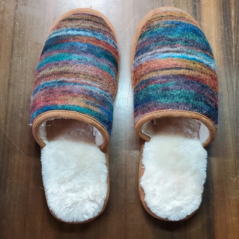 Kohl's Size 9/10 NEW Slippers Faux Fur Slip On Flip Flop Bottom Fleece Rainbow 2