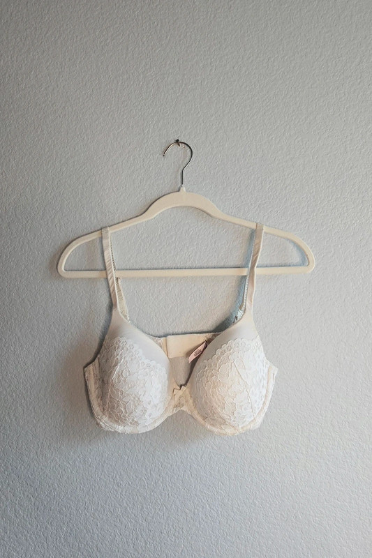 🌻40% off bundles🌻Victoria's Secret White 34D Bra 1